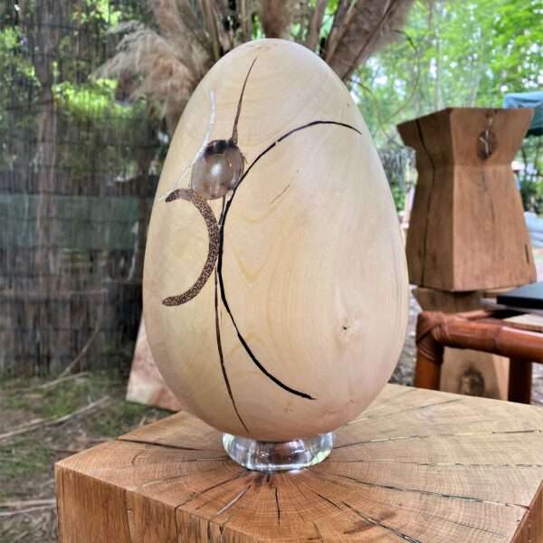 Œuf en bois de citronnier. Objet de décoration design, originale et unique. Œuvre sur mesure. Décoration d'intérieur.