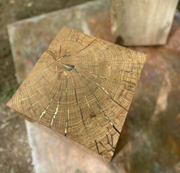 Cube en chêne incrusté de laiton dans les fentes naturelles