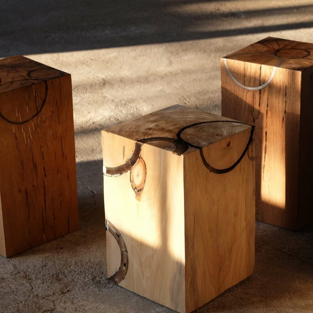 Cubes en bois massif. Tabouret, bloc, assise. Meuble original, design et unique sur mesure. Décoration d'intérieur