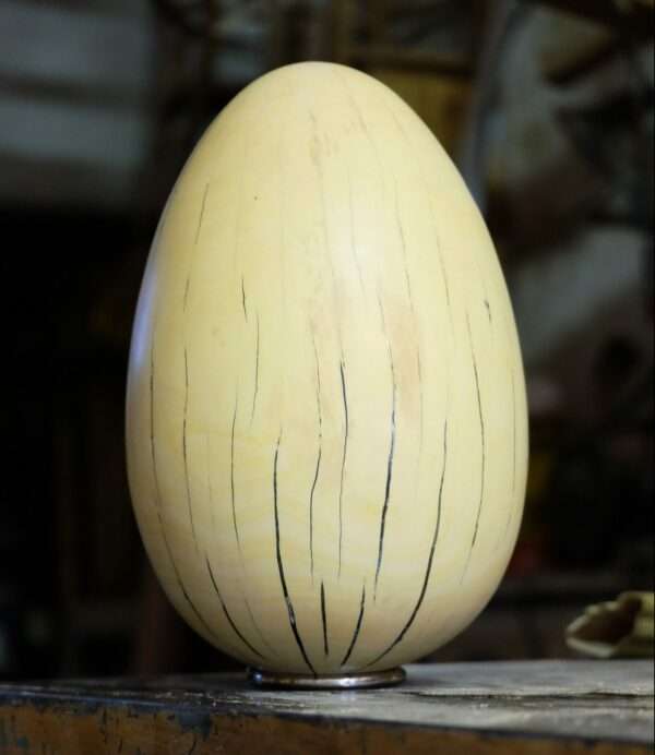 Œuf en bois de citronnier. Objet de décoration design, originale et unique. Oeuvre sur mesure. Décoration d'intérieur.