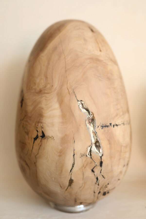 Œuf en bois d'olivier. Objet de décoration design, originale et unique. Oeuvre sur mesure. Décoration d'intérieur.