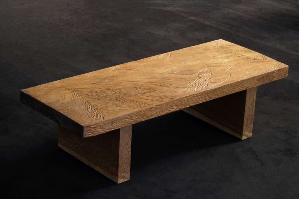 Table basse en bois de chêne massif scupltée. Meuble design et original en série limitée. Table sur mesure. Décoration originale.