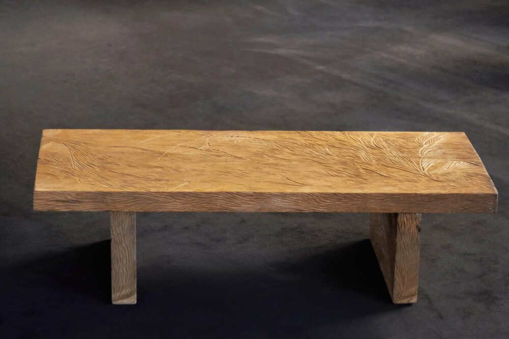 Table basse en bois de chêne massif scupltée.Meuble design et origninal en série limitée. Table sur mesure. Décoration originale.