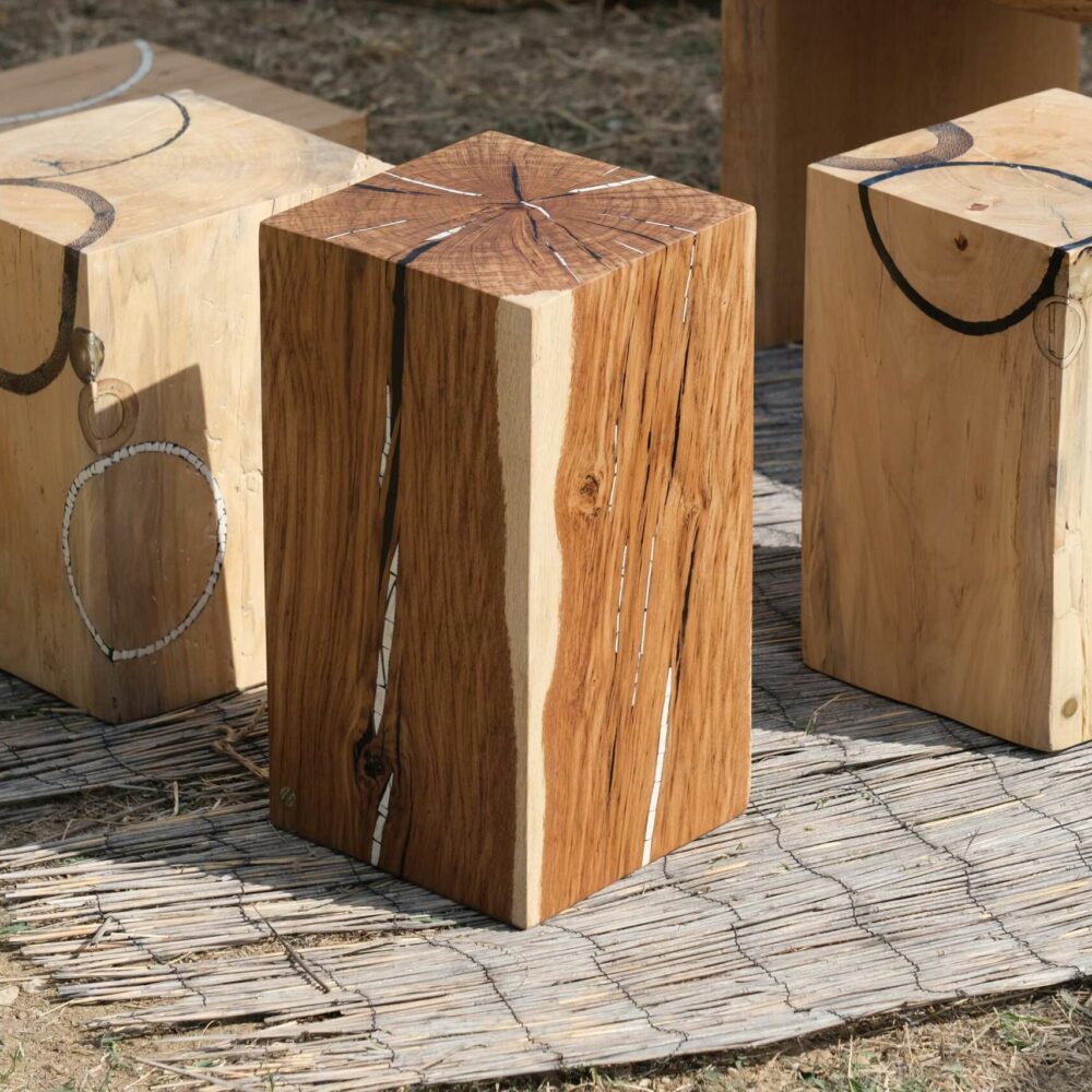 Cube en bois en Chêne massif incrusté de matériaux noble et précieux, création unique à la main. Tabouret, bloc, assise. Meuble original, design et unique sur mesure. meuble design, unique original