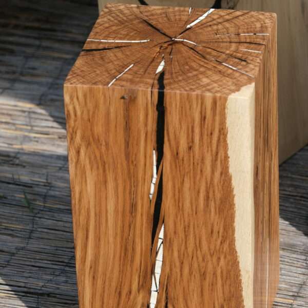 Cube en bois en Chêne massif incrusté de matériaux noble et précieux, création unique à la main. Tabouret, bloc, assise. Meuble original, design et unique sur mesure. meuble design
