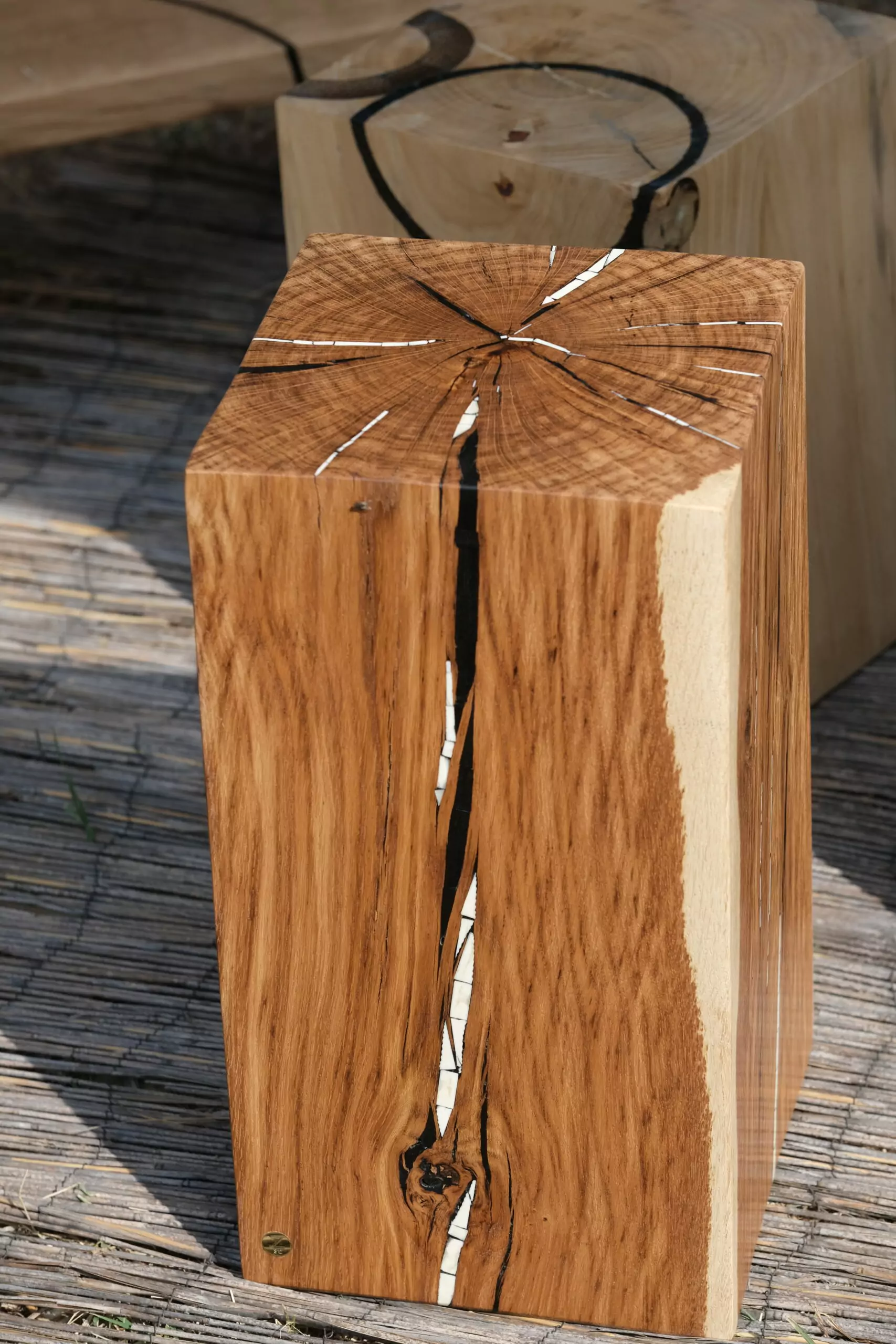 Cube en bois en Chêne massif incrusté de matériaux noble et précieux, création unique à la main. Tabouret, bloc, assise. Meuble original, design et unique sur mesure. meuble design