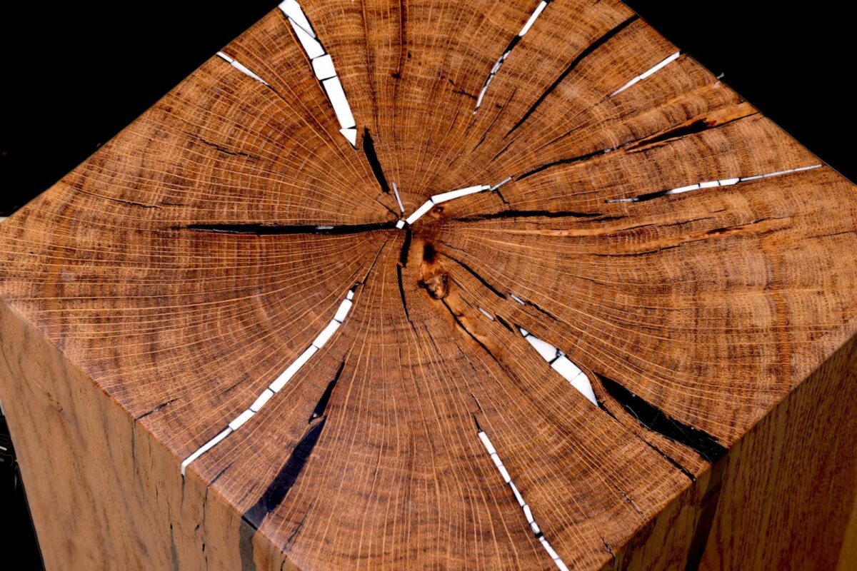 Dessus Cube en bois en Chêne massif incrusté de matériaux noble et précieux, création unique à la main. Tabouret, bloc, assise. Meuble original, design et unique sur mesure. meuble design