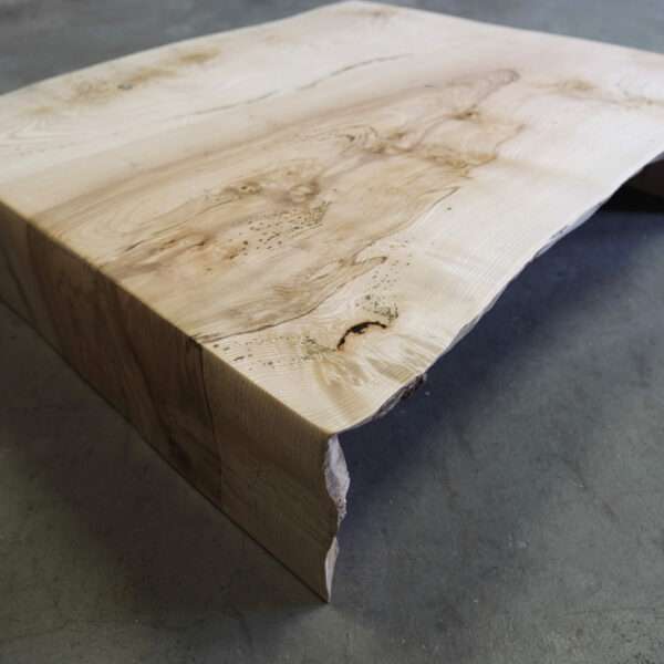 Table basse en bois massif. Frêne. Meuble design, unique et originale. Table sur mesure. Décoration d'intérieur