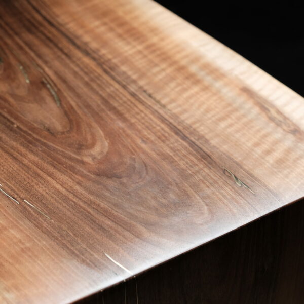 Table ou bureau en Noyer exceptionnel, représentation de la joaillerie sur bois