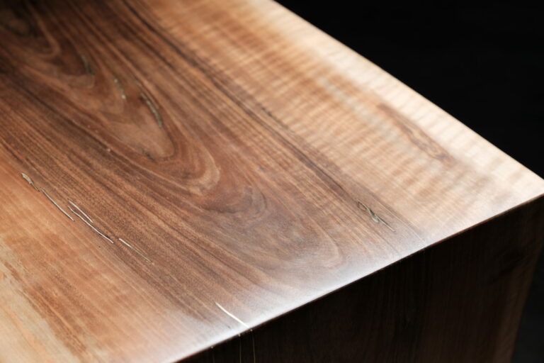Table ou bureau en Noyer exceptionnel, représentation de la joaillerie sur bois