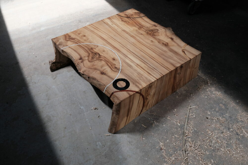 Table basse en bois massif. Orme. Meuble design, unique et originale. Table sur mesure. Décoration d'intérieur