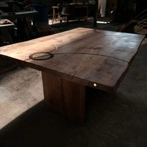 Table en bois massif. Orme. Meuble design, unique et originale. Table sur mesure. Salle à manger, cuisine