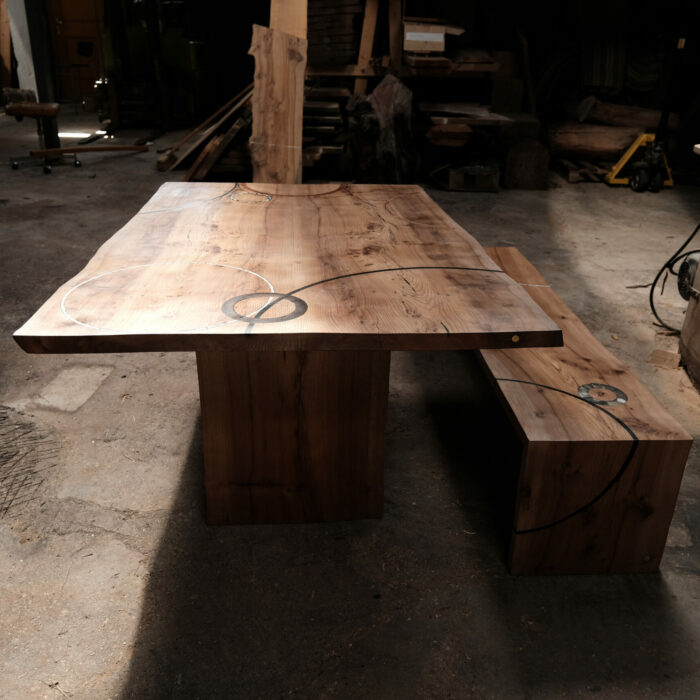 Table en bois massif. Orme. Meuble design, unique et originale. Table sur mesure. Salle à manger, cuisine