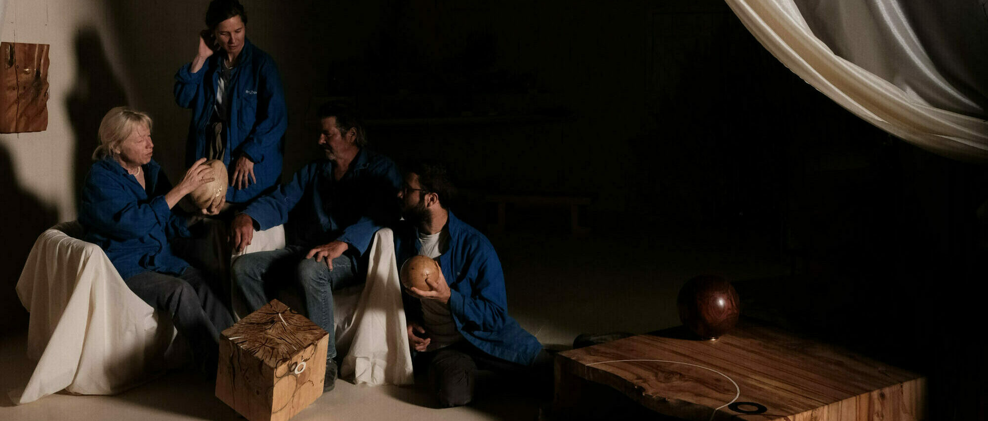 Photo de la famille brisepierre dans leur atelier avec quelques oeuvres d'art. Présentation des Ateliers Brizepierre