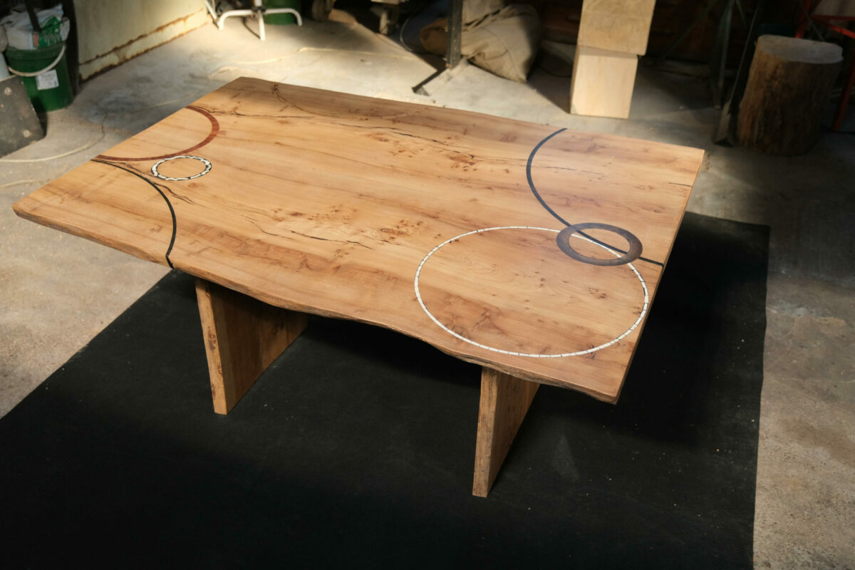 Table en bois massif. Orme. Meuble design, unique et originale. Table sur mesure. Salle à manger, cuisine