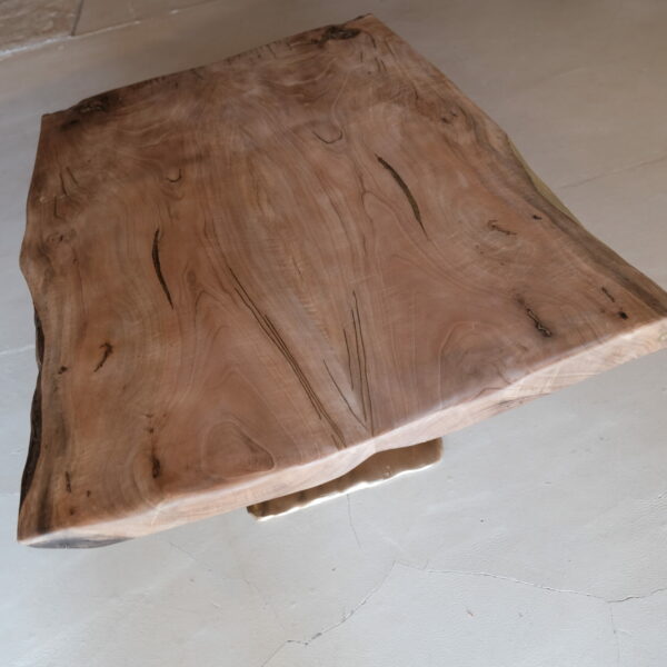 Table basse en bois massif. Noyer. Meuble design, unique et originale. Table sur mesure. Décoration d'intérieur