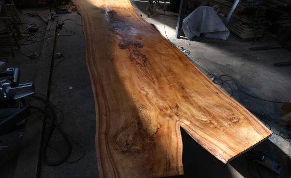 Table en orme, aux grande dimensions, oeuvre unique et originale incrusté de laiton table en bois massif, design, unique originale