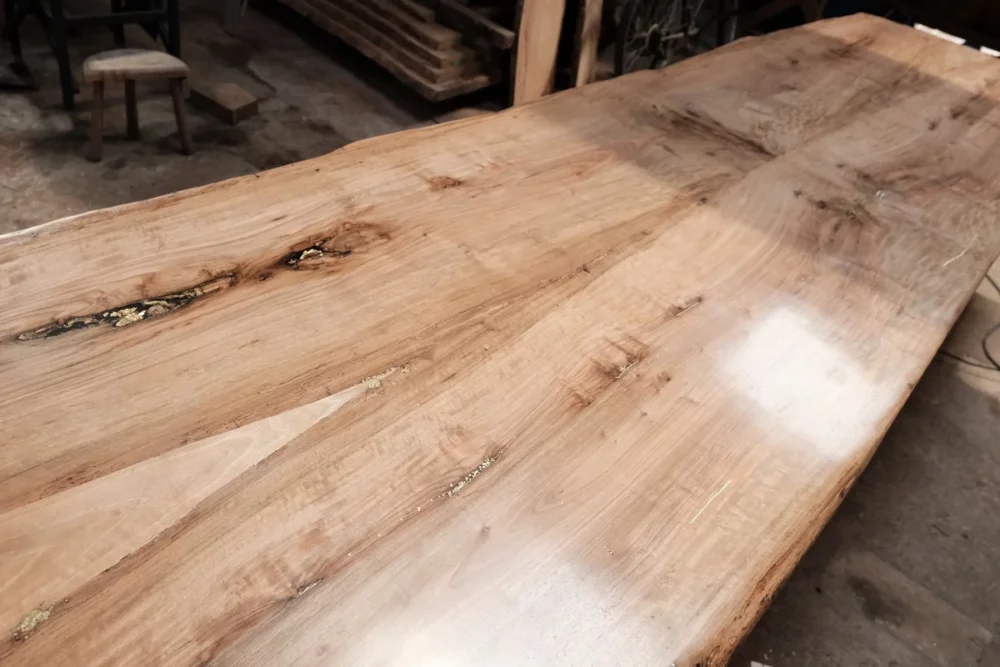 Table en noyer aux grande dimensions, oeuvre unique et originale incrusté de laiton table en bois massif, design, unique originale