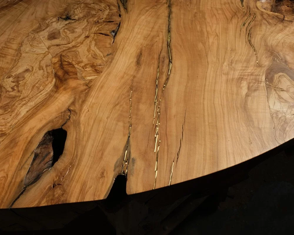 Table en olivier millénaire, aux grande dimensions, oeuvre unique et originale incrusté de laiton table en bois massif, design, unique originale