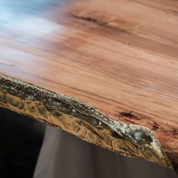detail table noyer 4m avec des incrustations de laiton sur le bord de la table. table en bois massif, design, unique originale