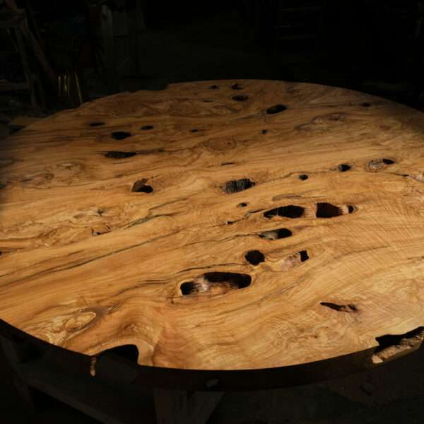 table ronde en olivier millénaire 1m80 de diamètre. Incrustée de laiton. table en bois massif, live edge, brut naturel
