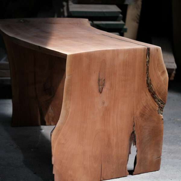 Bureau / Console / Table en merisier d'un seul tenant incrusté de laiton. bois massif, design, unique et original