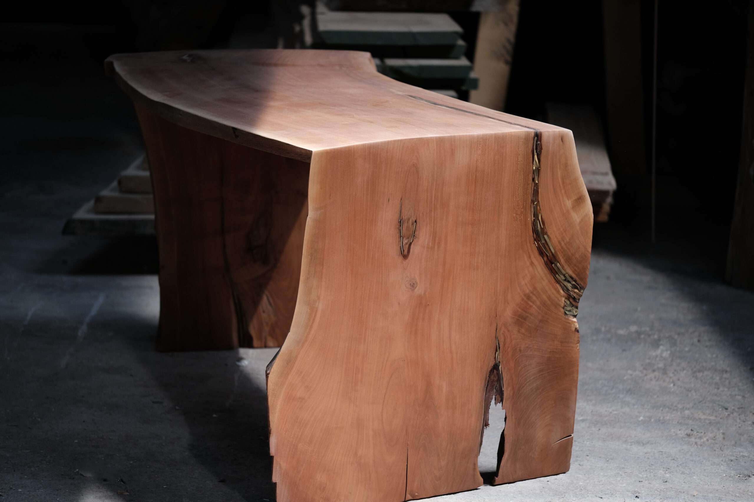 Bureau / Console / Table en merisier d'un seul tenant incrusté de laiton. bois massif, design, unique et original