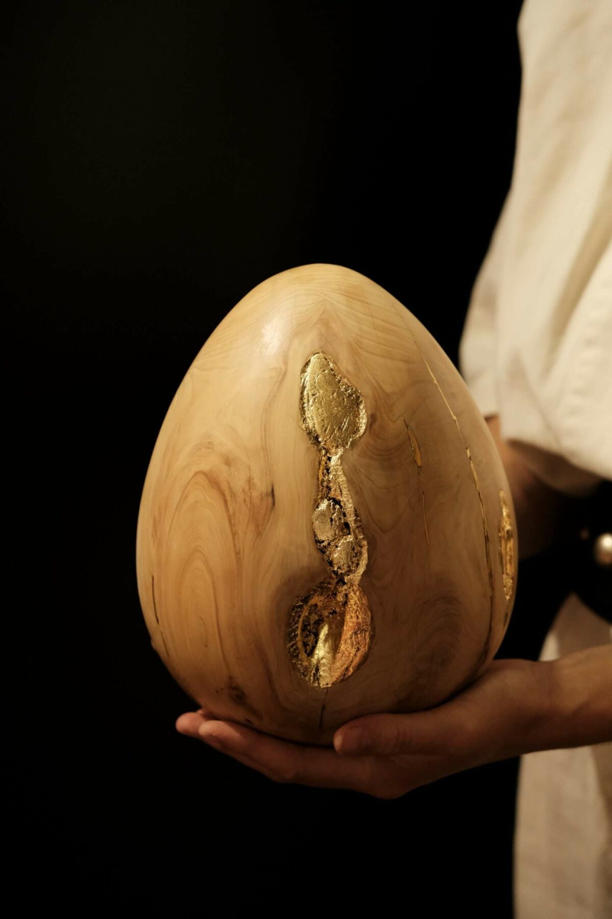 Sculpture en bois massif de cyprès, incrustation de laiton, oeuvre unique, originale. Oeuvre d'art