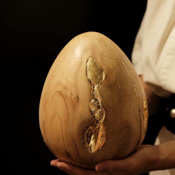 Sculpture en bois massif de cyprès, incrustation de laiton, oeuvre unique, originale. Oeuvre d'art