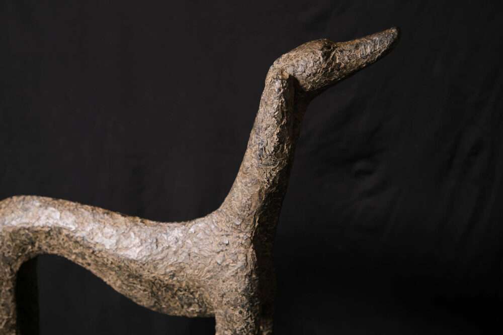 Lévrier Zeus, sculpture en Bronze de l'artiste Sylvie Mangaud hauteur 112 cm Oeuvre d'art
