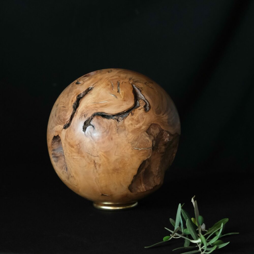 Sculpture boule en olivier incrusté de métal argenté, oeuvre d'art, en bois massif original, unique et design