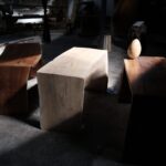 Présentation de trois bureaux en bois massif, fabriqués avec soin dans nos ateliers en chêne, noyer et merisier. Table / console en bois massif originale, design et unique