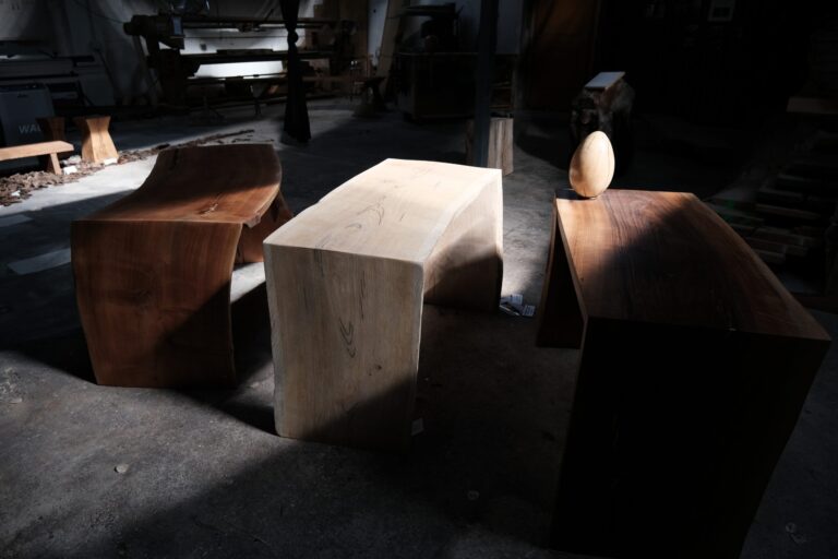 Présentation de trois bureaux en bois massif, fabriqués avec soin dans nos ateliers en chêne, noyer et merisier. Table / console en bois massif originale, design et unique