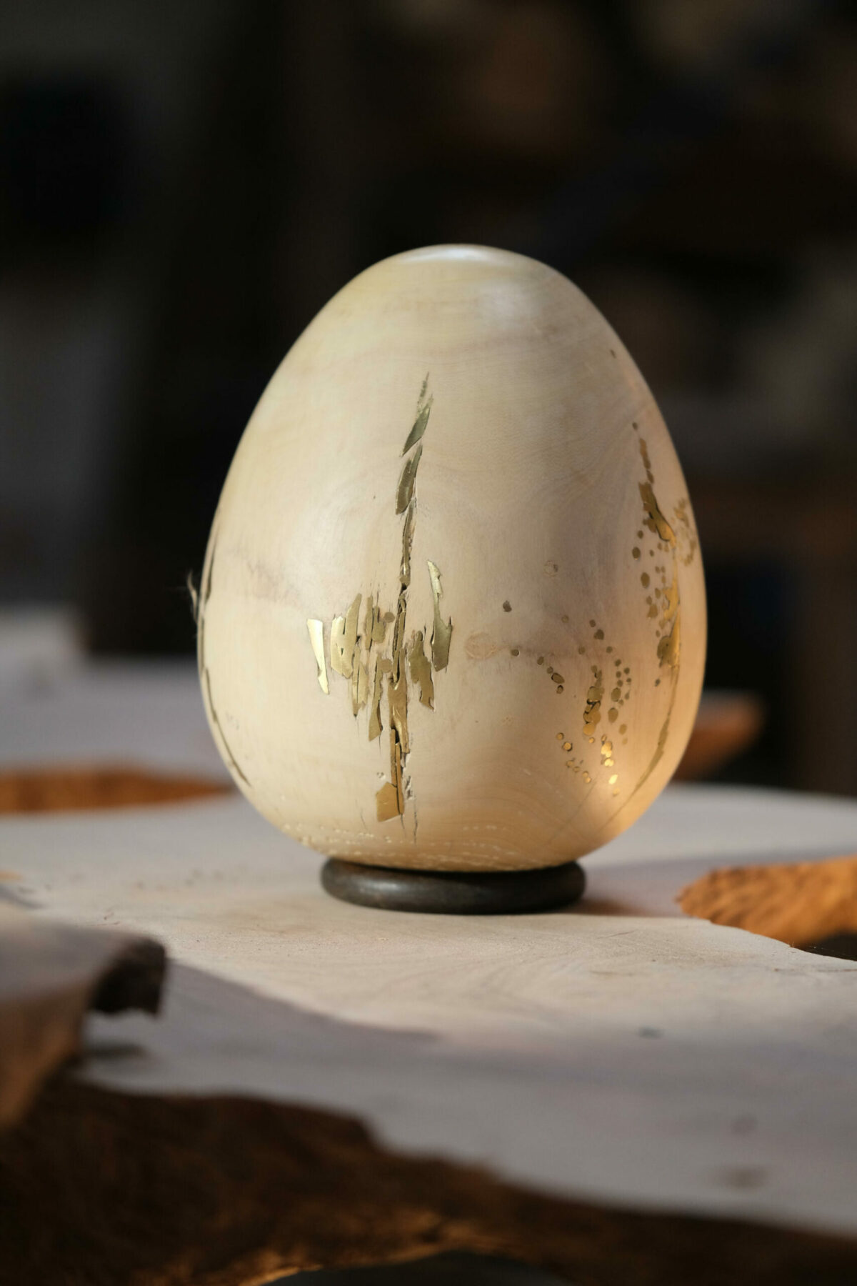 Oeuf en citronnier, scultpure en bois massif, oeuvre d'art incrusté de laiton