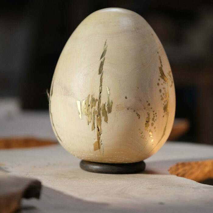 Oeuf en citronnier, scultpure en bois massif, oeuvre d'art incrusté de laiton