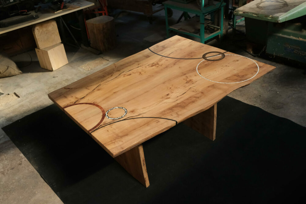 Table en bois massif. Orme. Meuble design, unique et originale. Table sur mesure. Salle à manger, cuisine