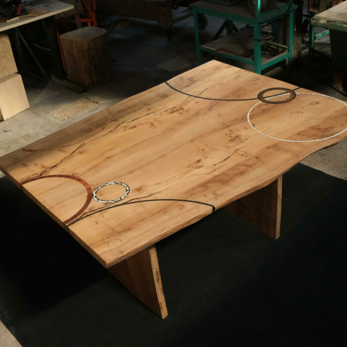 Table en bois massif. Orme. Meuble design, unique et originale. Table sur mesure. Salle à manger, cuisine