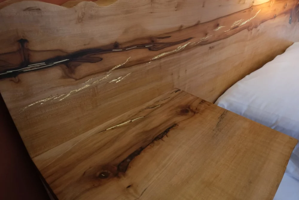 Tête de lit en poirier, oeuvre sur-mesure réalisé pour l'Hotel le mas de l'oulivié, incrustation de laiton , et tablettes de nuit intégrées. Tête de lit ou panneau mural en bois massif