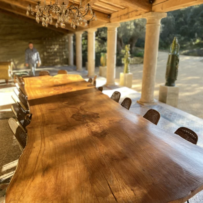 Table en orme de taille rare (6m x 1.60m) avec finition 'live edge'. Incrustations de matériaux semi-précieux et signature Brizepierre. Un mélange parfait d'artisanat exceptionnel et de design élégant