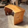 Découvrez ce bureau en merisier artisanal, né d'un arbre courbé par le temps, offrant un design naturel unique. Chaque teinte orangée raconte l'union avec le cerisier, pour une histoire qui a traversé les siècles. Avec des fissures mises en valeur par le métal doré, cette pièce poinçonnée est une véritable tranche de vie intemporelle et un ajout exceptionnel à tout espace de travail.