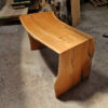 Découvrez ce bureau en merisier artisanal, né d'un arbre courbé par le temps, offrant un design naturel unique. Chaque teinte orangée raconte l'union avec le cerisier, pour une histoire qui a traversé les siècles. Avec des fissures mises en valeur par le métal doré, cette pièce poinçonnée est une véritable tranche de vie intemporelle et un ajout exceptionnel à tout espace de travail.