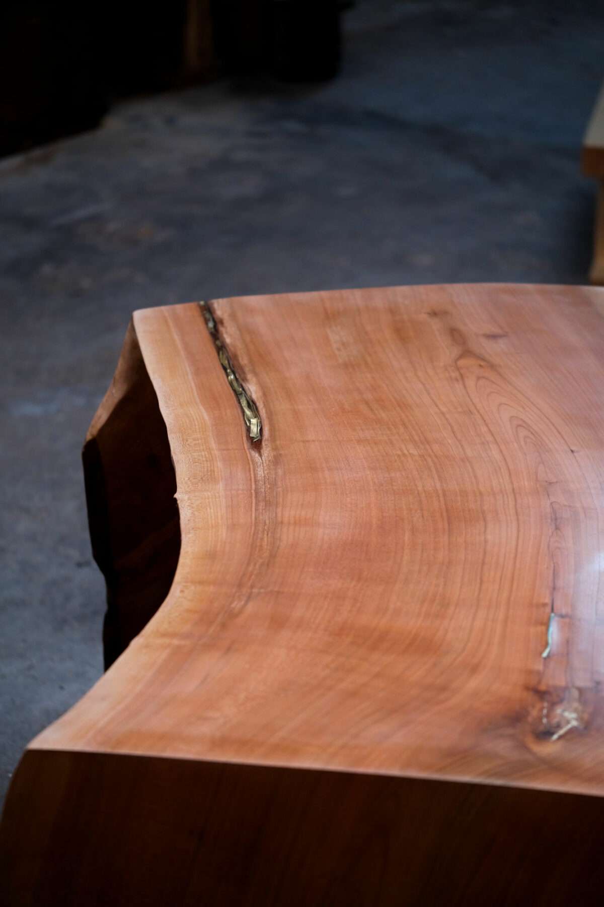 Bureau / Console / Table en merisier d'un seul tenant incrusté de laiton. bois massif, design, unique et original