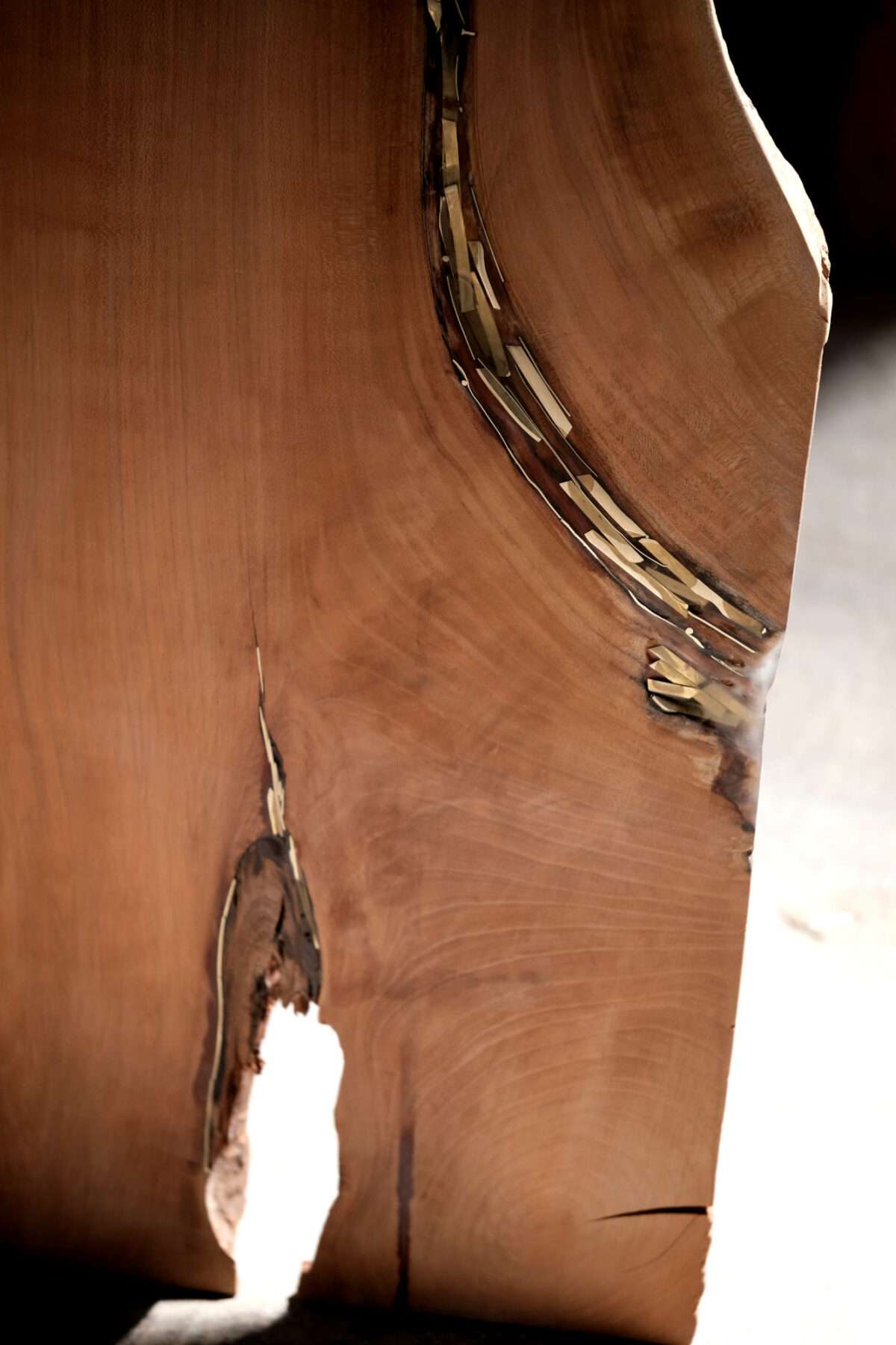 Bureau / Console / Table en merisier d'un seul tenant incrusté de laiton. bois massif, design, unique et original