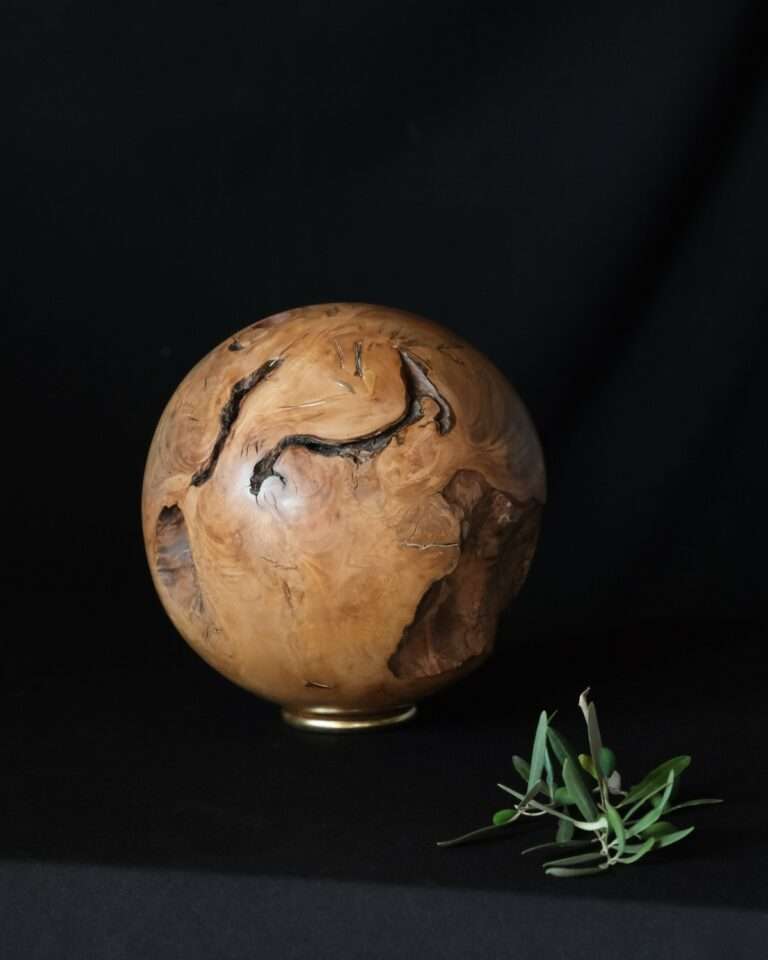 Boule en olivier, bois massif incrusté de maillechort