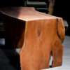 Bureau / Console / Table en merisier d'un seul tenant incrusté de laiton. bois massif, design, unique et original