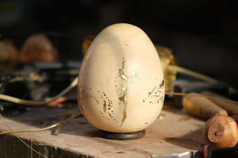 Petit oeuf en citronnier d'afrique incrusté de laiton, ouevre d'art en bois massif scultpure