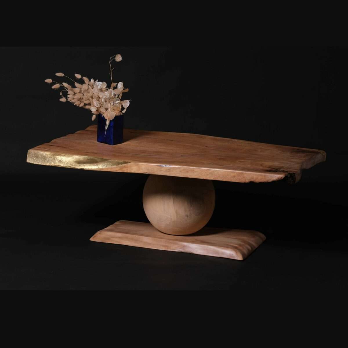 Le plateau de cette table en noyer présente des lignes fluides avec des touches de laiton pour un look dynamique. Chaque courbe est sculptée pour donner vie au bois, qui semble presque bouger. La base, une sphère en peuplier, est tournée à la main avec précision et soutient le plateau. C'est une prouesse d'équilibre et d'artisanat, simple mais élégante. Table basse en bois massif. Noyer. Meuble design, unique et originale. Table sur mesure. Décoration d'intérieur