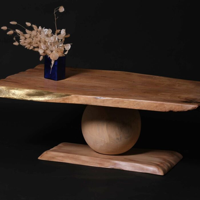 Le plateau de cette table en noyer présente des lignes fluides avec des touches de laiton pour un look dynamique. Chaque courbe est sculptée pour donner vie au bois, qui semble presque bouger. La base, une sphère en peuplier, est tournée à la main avec précision et soutient le plateau. C'est une prouesse d'équilibre et d'artisanat, simple mais élégante. Table basse en bois massif. Noyer. Meuble design, unique et originale. Table sur mesure. Décoration d'intérieur