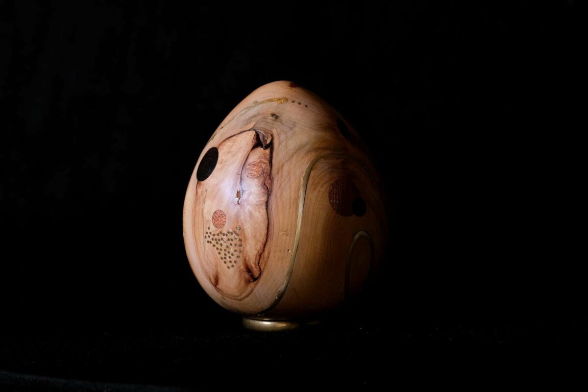 Français Description : Un œuf en bois de cyprès tourné, enrichi de détails en ébène, bois rouge exotique, et laiton. Cette création unique des ateliers Brizepierre, en collaboration avec Toupet, symbolise l'un des sept arts majeurs : sculpture, peinture, cinéma, architecture, danse, poésie, et musique. Chaque œuf est une représentation artistique méticuleuse, capturant l'essence de l'art qu'il incarne. English Description: A turned cypress wood egg, adorned with ebony, exotic redwood, and brass details. This unique creation by Ateliers Brizepierre, in collaboration with Toupet, symbolizes one of the seven major arts: sculpture, painting, cinema, architecture, dance, poetry, and music. Each egg is a meticulous artistic representation, capturing the essence of the art it embodies.