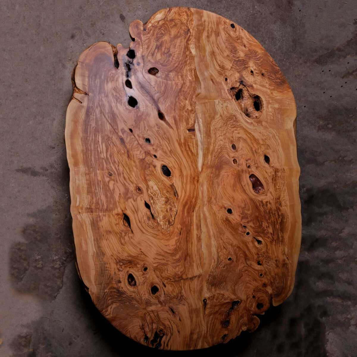 Dessus d'une Table basse en olivier millénaire, live edge avec les bords ronds. 2 grands plateaux d'olivier assemblés. On garde le coté brut et doux du bois d'olivier